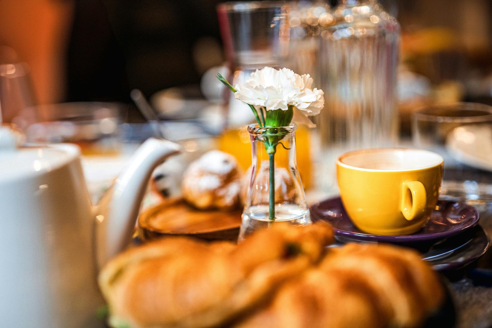Un petit-déjeuner servi dans un établissement hôtelier, illustrant l’attention portée aux détails de l’expérience client.